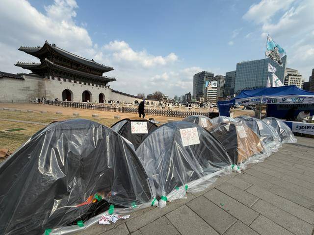 16일 서울 종로구 경복궁 서십자각터 인근에 설치된 '윤석열 대통령 파면 촉구' 농성 텐트 겉면에 방수용 비닐막이 쳐져 있다. 허유정 기자