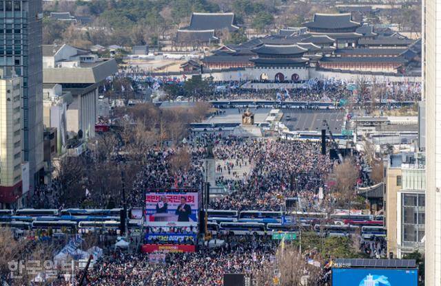 윤석열 대통령 탄핵심판 선고가 임박한 15일 서울 종로구 광화문광장을 사이에 두고 탄핵 찬반 집회가 진행되고 있다. 홍인기 기자