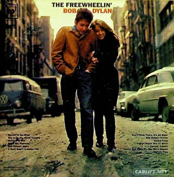 1962년 두 번째 음반 ‘The Freewheelin’ Bob Dylan’ 재킷을 장식한 사진. 당시 연인이었던 수지 로톨로(영화 속 실비)와 함께. [중앙포토]