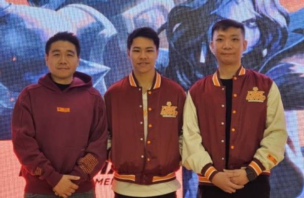 라이엇게임즈는 지난 14일 삼성동에 위치한 사옥에서 열린 퍼스트 스탠드 오프라인 행사에서 피어리스 드래프트의 정식 도입 사실을 발표했다. 라이엇에 따르면 팬들의 긍정적 반응에 힘입어 올해 스플릿 1과 퍼스트 스탠드 토너먼트에 시범적으로 도입됐던 ‘피어리스 드래프트’를 남은 대회에도 확대 적용하기로 했다. 왼쪽부터 피유 리우 리그 스튜디오 게임 디렉터, 매튜 릉 해리슨 리그오브레전드 리드 게임플레이 디자이너, 제스로 차 리그오브레전드 e스포츠 운영 담당 등이 해당 행사에 참석했다.