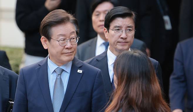 이재명 더불어민주당 대표가 지난해 11월 15일 서울 서울중앙지법에서 열린 공직선거법 위반 혐의 관련 1심 선고 공판을 마친 뒤 법원 청사를 나서고 있다. 연합뉴스