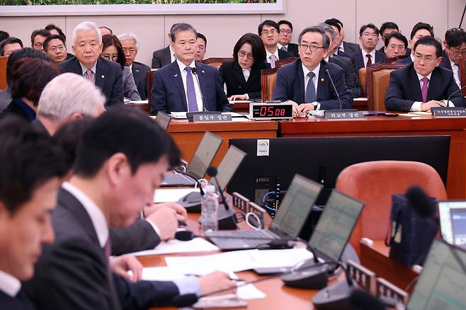 Foreign Minister Cho Tae-yul (second from right) speaks during a parliamentary session in Seoul on March 11. (Yonhap)