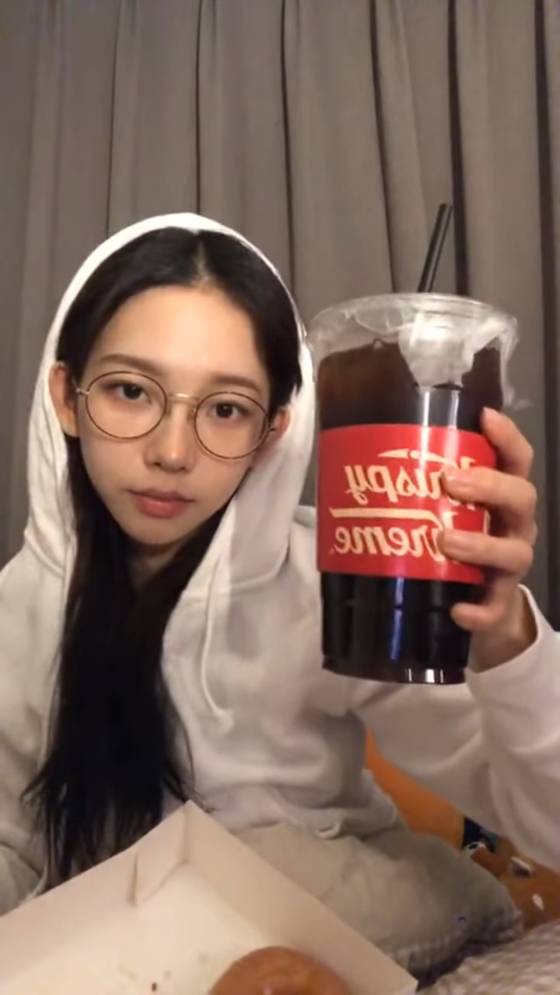 aespa's Karina holds an iced americano during an Instagram livestream in January 2023. [SCREEN CAPTURE]