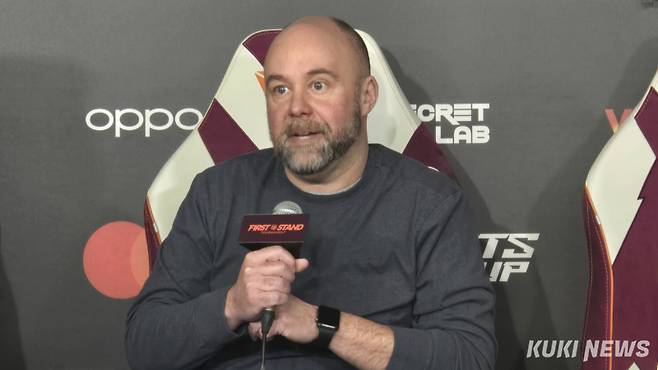 크리스 그릴리 롤 e스포츠 글로벌 총괄이 16일 서울 종로구 롤파크 LCK 아레나에서 취재진과 만나 인터뷰하고 있다. 김영건 기자