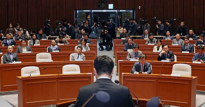 더불어민주당 의원들이 지난 10일 비상 의원총회를 진행하고 있다. 뉴시스