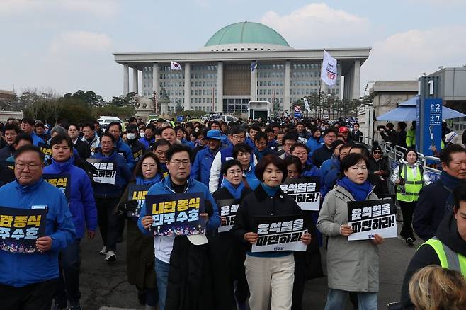 윤석열 대통령 파면 촉구' 도보행진에 참가한 더불어민주당 박찬대 원내대표를 비롯한 의원들이 16일 서울 여의도 국회를 출발해 광화문 농성장으로 향하고 있다. 연합뉴스