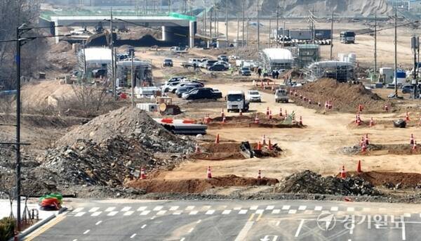 인천 서구 1호선 검단연장선 도로가 검단호수공원역 앞에서 끊어져 있는 모습. 조병석기자