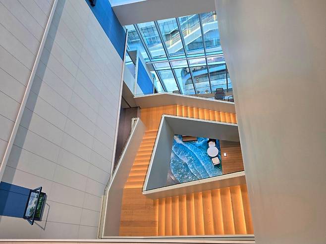 계단 사이로 발리 쿠타 해변을 본뜬 스테이션이 보인다.