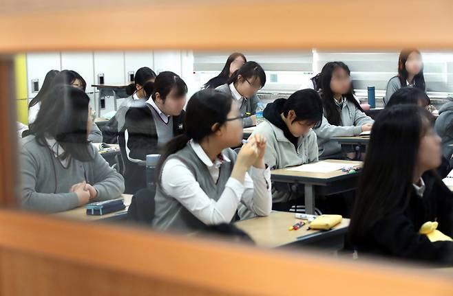 서울 동작구 수도여자고등학교에서 열린 전국연합학력평가에서 고등학교 학생들이 시험을 준비하고 있다. [연합뉴스]