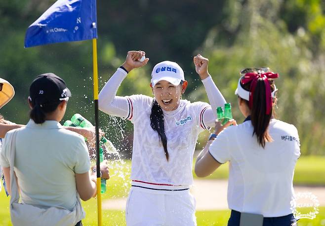 박보겸(가운데)이  KLPGA 투어 블루캐니언 레이디스 챔피언십에서 우승을 확정한 뒤 동료들에게 축하 물세례를 받고 있다.  KLPGA