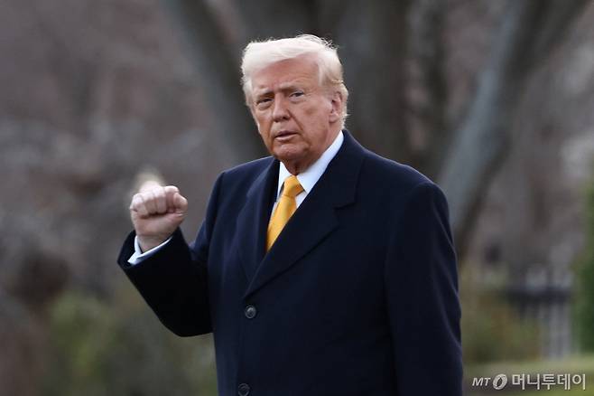 (워싱턴DC 로이터=뉴스1) = 도널드 트럼프 미국 대통령이 7일(현지시간) 미국 워싱턴DC 백악관에서 플로리다주로 향하기 위해 마린원으로 이동하면서 주먹을 들어보이고 있다. 2025.03.07  ⓒ 로이터=뉴스1  Copyright (C) 뉴스1. All rights reserved. 무단 전재 및 재배포,  AI학습 이용 금지. /사진=(워싱턴DC 로이터=뉴스1)
