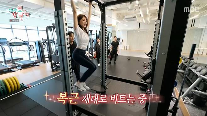 윤은혜가 헬스장에서 운동을 하고 있다. /사진=MBC '전지적 참견 시점' 캡처