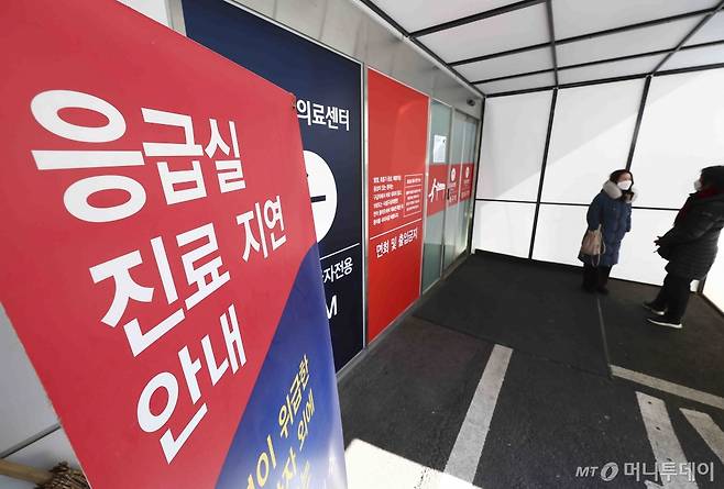 [서울=뉴시스] 김근수 기자 = 9일 서울 시내의 한 대학병원 응급실 앞에 환자들이 대기하고 있다.  각 수련병원은 10일부터 전공의 추가모집을 시작한다. 레지던트는 오는 10일, 인턴은 12일부터 진행되며 이달 말까지 자체 일정에 따라 탄력적으로 절차를 운영하기로 했다. 2025.02.09. ks@newsis.com /사진=김근수