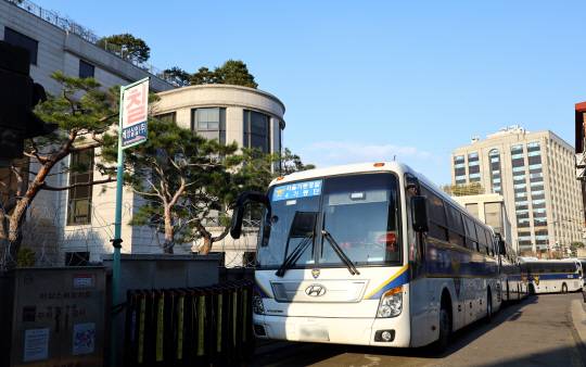 윤석열 대통령 탄핵 심판 선고를 앞둔 16일 서울 종로구 헌법재판소 울타리에 철조망이 설치 되고 경찰 버스가 벽을 만들고 있다. 뉴시스