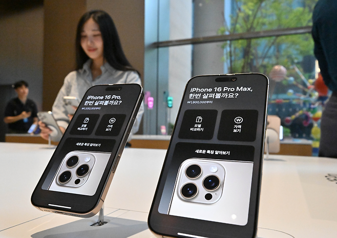 서울 중구 명동 애플스토어에 아이폰16이 전시된 모습 [임세준 기자]