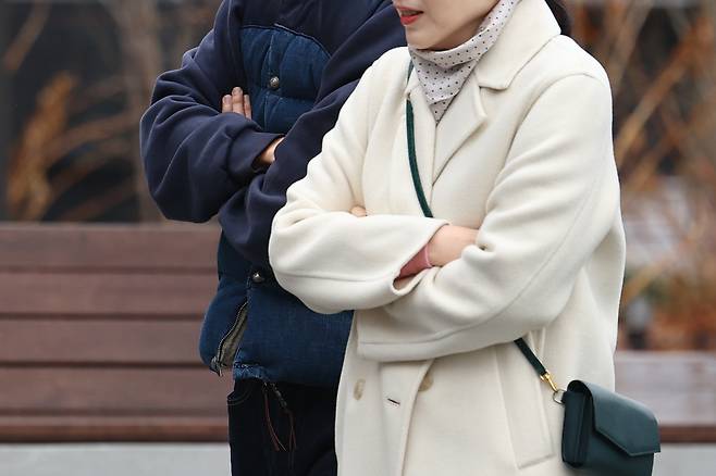 약한 비가 내리며 흐린 날씨를 보인 16일 서울 종로구 광화문 광장에서 시민들이 찬 바람에 몸을 움츠리고 있다. [연합]