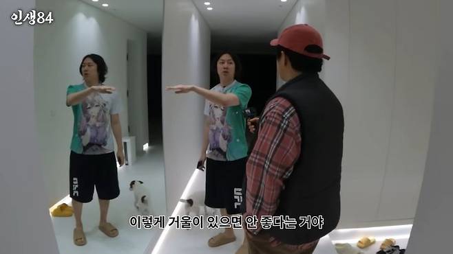2세대 보이그룹 '슈퍼주니어' 출신 김희철(42)이 자신의 집 현관에 거울을 단 '황당한 이유'를 소개했다. (사진=기안84 유튜브 캡처) *재판매 및 DB 금지