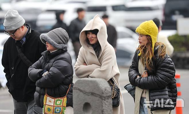 [서귀포=뉴시스] 우장호 기자 = 꽃샘추위가 찾아온 16일 오후 제주 서귀포시 성산읍 성산일출봉을 찾은 내·외국인 관광객들이 궂은 날씨에도 탐방로를 걸어가고 있다.   기상청에 따르면 북쪽에서 찬 공기가 남하하면서 18일까지 기온이 평년보다 3~6도 가량 낮아 추운 날씨가 이어질 전망이다. 2025.03.16. woo1223@newsis.com