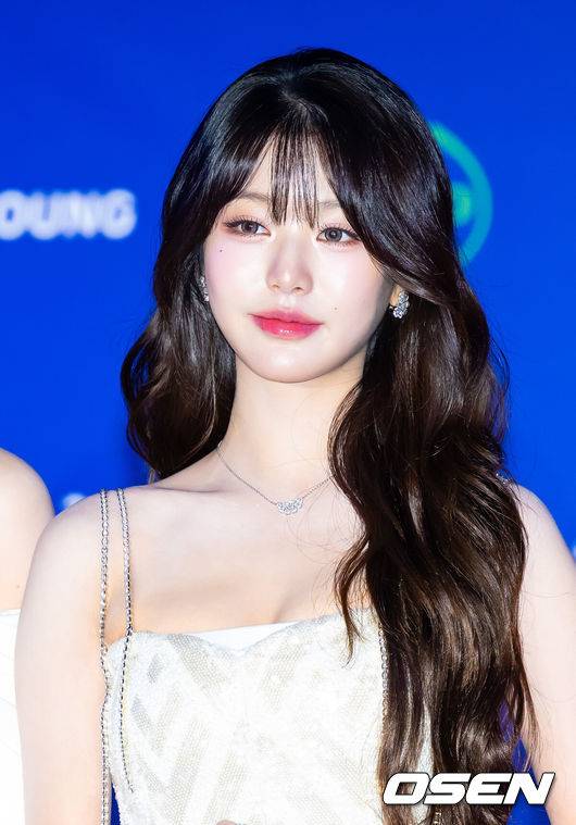 [OSEN=오사카(일본), 민경훈 기자] 22일 오후 일본 교세라 돔 오사카서&nbsp;'2024 MAMA AWARDS(마마 어워즈)'&nbsp;레드카펫 행사가 진행됐다.'2024 MAMA AWARDS'는 현지시간 기준으로 21일 미국 LA 돌비씨어터에서, 22일과 23일에 일본 교세라 돔 오사카에서 개최된다.가수 아이브(IVE) 장원영이 레드카펫을 밟으며 포즈를 취하고 있다. 2024.11.22 /rumi@osen.co.kr