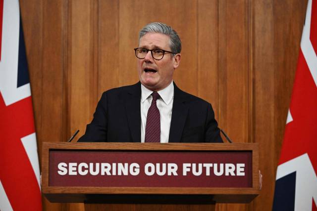 ▲15일(현지시간) 키어 스타머 영국 총리가 우크라이나 안보 보장을 위한 '의지의 연합' 정상회의 뒤 영국 런던 다우닝가 10번지 총리 공관에서 기자회견을 하고 있다. ⓒAFP=연합뉴스