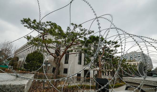 윤석열 대통령의 탄핵 심판 선고를 앞둔 16일 서울 종로구 헌법재판소에 가시 철조망이 둘러져 있다.
