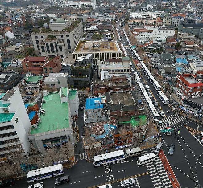 윤석열 대통령의 탄핵 심판 선고를 앞둔 16일 서울 종로구 헌법재판소 인근을 경찰버스가 둘러싸고 있다.