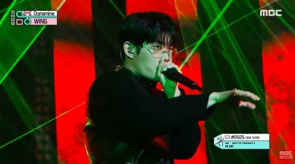 비트박서 윙이 지난 15일 방송된 MBC ‘쇼! 음악중심’에 출연해 ‘도파민’ 무대를 선보이고 있다. 유튜브 채널 ‘MBC K팝’ 캡처