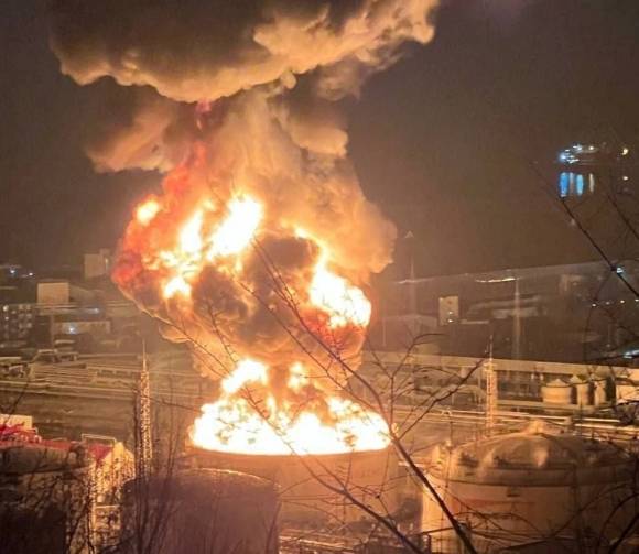 14일(현지시간) 흑해 연안의 러시아 크라스노다르 투압세의 대형 정유공장이 우크라이나 공격을 받았다. 다음날 볼로디미르 젤렌스키 우크라이나 대통령이 자국산 신형 ‘롱 넵튠’ 실전 배치를 발표하면서 정유공장 화재와의 관련성이 제기됐다. 2025.3.15 텔레그램