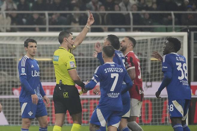 마테오 마체티 주심(왼쪽에서 두 번째)이 16일 이탈리아 밀라노에서 열린 이탈리아 세리에A AC밀란과 코모의 경기에서 델리 알리에게 퇴장을 선언하자 AC밀란의 카일 워커(오른쪽에서 두 번째)가 만류하고 있다. 밀라노 | AP연합뉴스