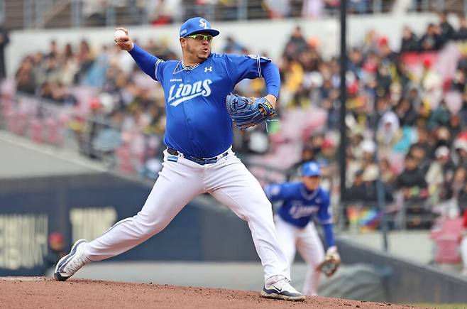 ▲ 4이닝 동안 10개의 안타를 맞으며 고전한 삼성 아리엘 후라도 ⓒ삼성라이온즈