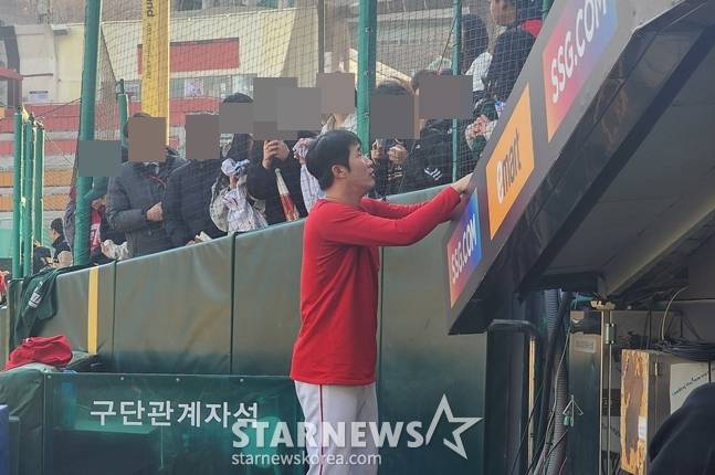 팬들과 대화를 하고 있는 박종훈(가운데). /사진=박수진 기자