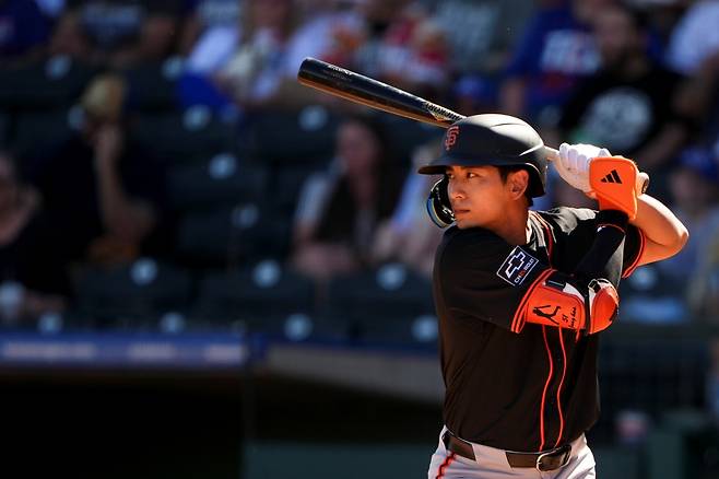 샌프란시스코 자이언츠 외야수 이정후가 16일 미국 애리조나주 스코츠데일에 위치한 스코츠데일 스타디움에서 열린 2025 미국프로야구 메이저리그에 출전하지 않았다. 허리 긴장 증세가 있어 선수 보호 차원에서 휴식을 취한 것으로 알려졌다. AP 연합뉴스