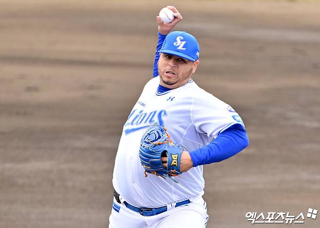 25일 오후 일본 오키나와 온나손 구장에서 열린 SSG 랜더스와 삼성 라이온즈의 연습경기, 1회초 삼성 선발투수 후라도가 공을 힘차게 던지고 있다. 엑스포츠뉴스 DB