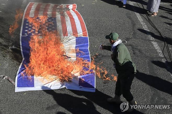 미국·이스라엘 국기 불태우는 후티 지지자 [EPA 연합뉴스 자료사진. 재판매 및 DB 금지]