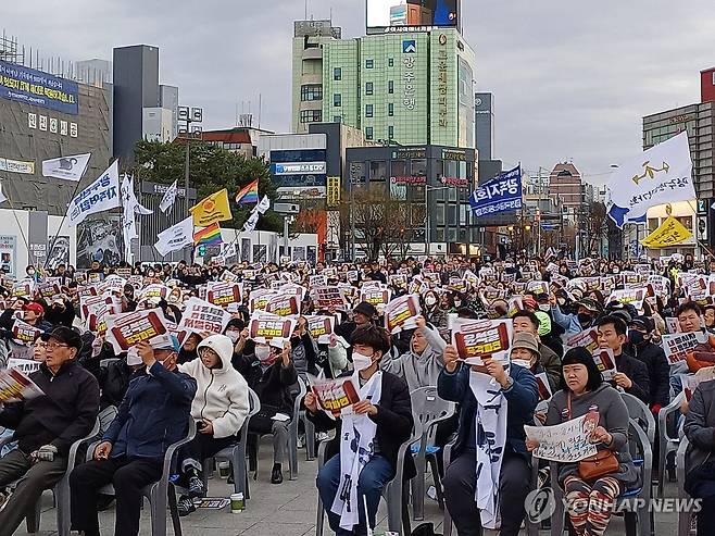 '尹 탄핵하라' 제18차 광주시민총궐기대회 (광주=연합뉴스) 15일 광주 동구 5·18민주광장에서 열린 제18차 광주시민총궐기대회에서 참석자들이 윤석열 대통령 탄핵을 촉구하는 구호를 외치고 있다. 2025.3.15 [윤석열 즉각 퇴진·사회대개혁 광주비상행동 제공. 재판매 및 DB 금지]