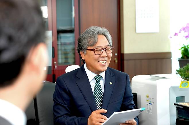 인터뷰하는 나경균 새만금개발공사 사장 [새만금개발공사 제공. 재판매 및 DB 금지]