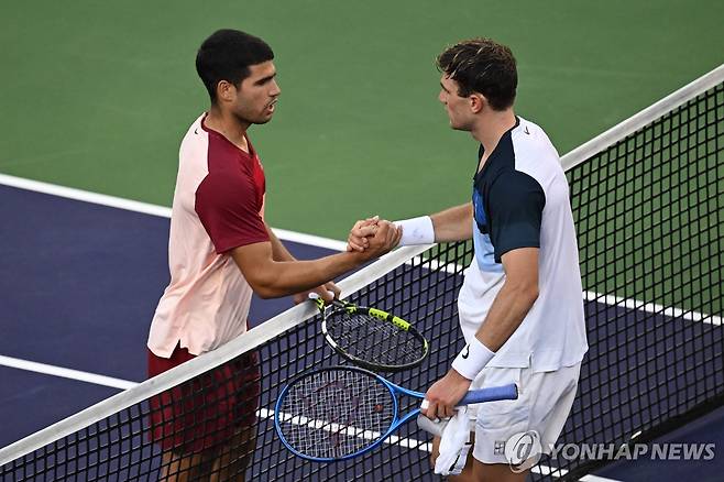 4강 탈락 후 드레이퍼(오른쪽)와 악수하는 알카라스 [AFP=연합뉴스]