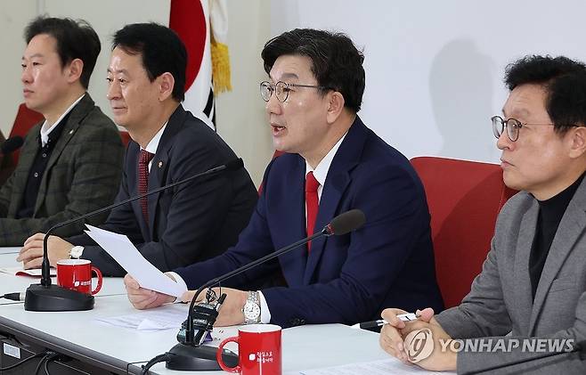 권성동 "탄핵 심판 결과 승복할 것" (서울=연합뉴스) 김주성 기자 = 국민의힘 권성동 원내대표가 16일 서울 여의도 국회에서 윤석열 대통령 탄핵 심판과 관련한 당 입장 등 현안 관련 기자간담회를 하고 있다. 
    권 원내대표는 헌재의 탄핵 심판 결과에 승복할 것이라고 당 공식입장을 밝혔다. 2025.3.16 utzza@yna.co.kr