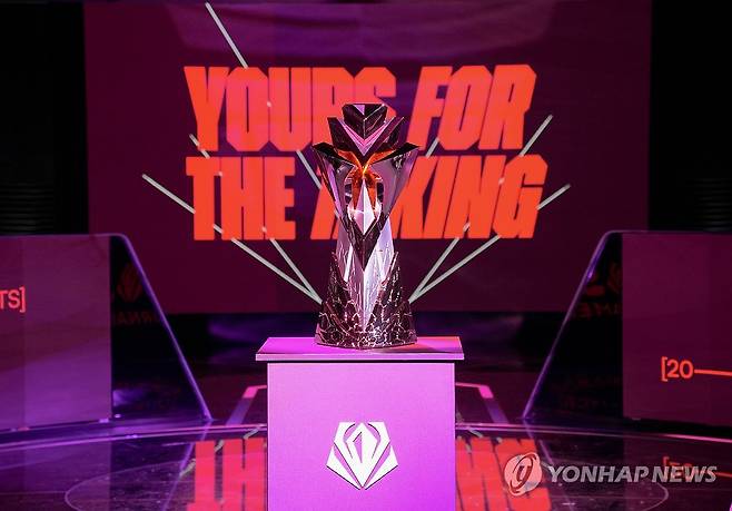 2025 퍼스트 스탠드 토너먼트 트로피 (서울=연합뉴스) 김주환 기자 = 리그 오브 레전드(LoL) 국제대회 '2025 퍼스트 스탠드 토너먼트' 결승전이 열린 16일 서울 종로구 LoL 파크 중앙 무대에 트로피가 놓여있다. 2025.3.16 jujuk@yna.co.kr