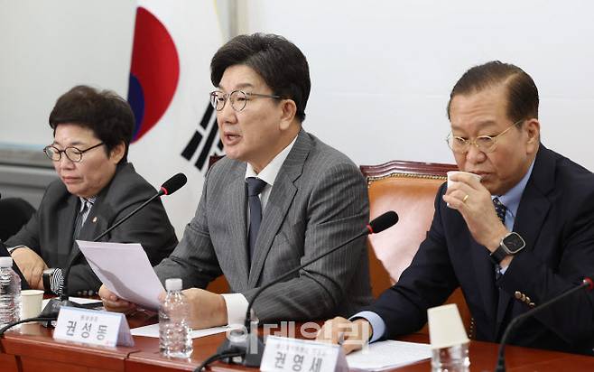 [이데일리 노진환 기자] 권성동 국민의힘 원내대표가 17일 오전 서울 여의도 국회에서 열린 비상대책위원회의에서 모두발언을 하고 있다.