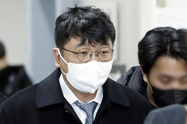 사기 혐의로 재판에 넘겨진 이정훈 전 빗썸홀딩스-빗썸코리아 의장이 지난 2023년 1월 서울 서초구 서울중앙지방법원에서 열린 1심에서 무죄를 선고 받은 뒤 법정을 나오고 있다. (사진=뉴시스)