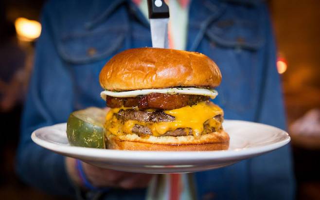 계란 프라이가 들어간 치즈버거.(사진=오슈발 홈페이지)