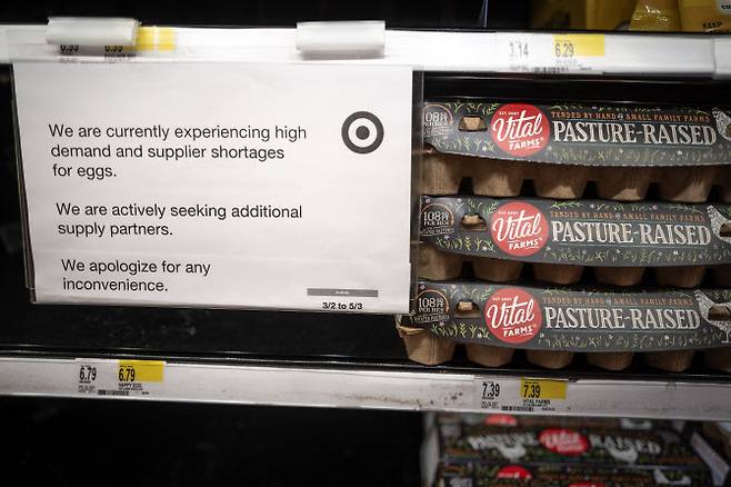 지난 12일(현지시간) 미국 일리노이주 시카고의 한 수퍼마켓에서 고객들에게 계란 공급 부족을 알리는 메모가 게재돼 있다. 계란 12개 들이 가격은 6.79달러로 표기돼 있다.(사진=AFP)