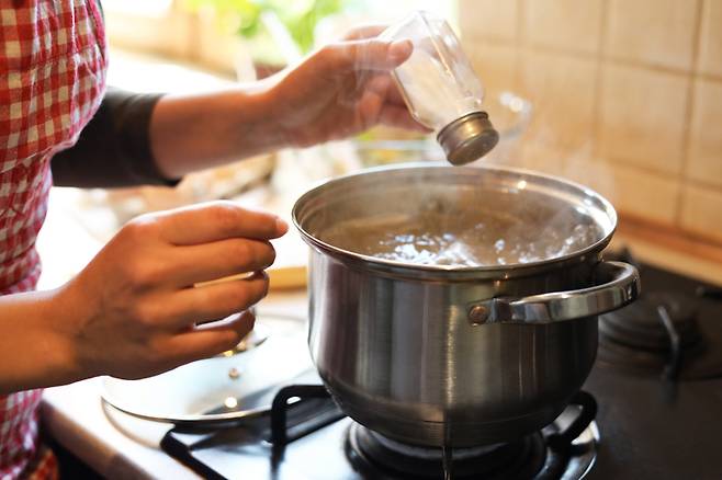 물은 요리를 할 때 빼놓을 수 없는 재료다. 식재료 세척뿐만 아니라 찌개, 탕 등 국물 요리를 조리할 때 물은 꼭 쓰인다.  [사진=게티이미지뱅크]