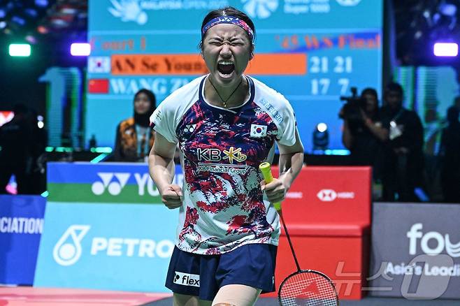 배드민턴 국가대표 안세영이 12일(한국시간) 말레이시아 쿠알라룸프에서 열린 세계배드민턴연맹(BWF) 월드투어 슈퍼1000 말레이시아 오픈 여자 단식 중국 왕즈이와 결승 경기에서 세트스코어 2대0으로 승리 후 포효하고 있다. 2025.1.12 ⓒ AFP=뉴스1