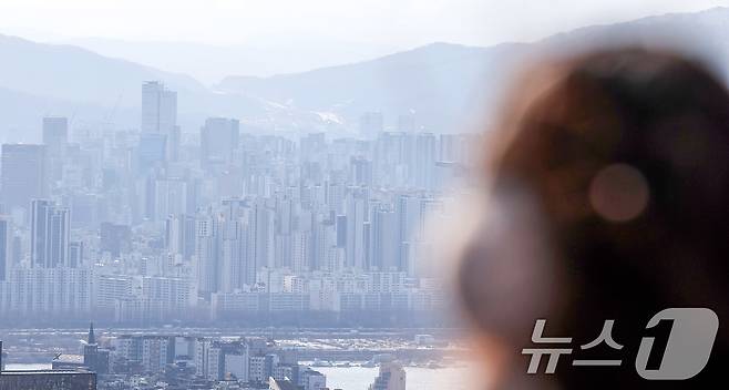 지난 1월 서울 전체 아파트 평균 가격이 역대 최고치를 찍었다. 사진은 3일 서울 중구 남산에서 바라본 서초·강남권 아파트 일대. 2025.3.3/뉴스1 ⓒ News1 김성진 기자
