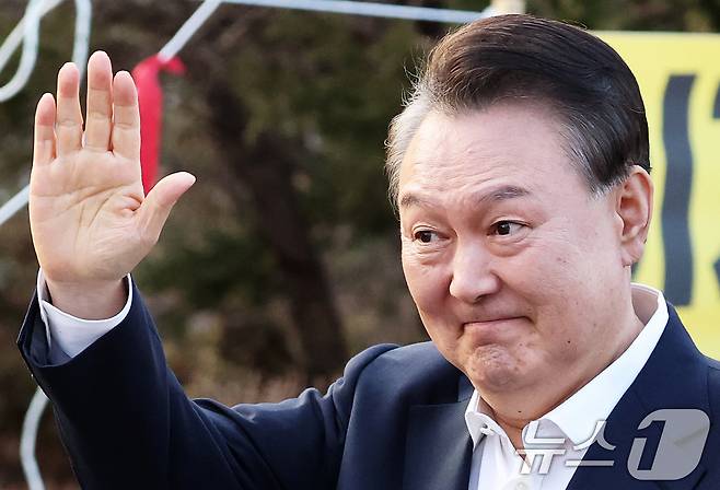 법원의 구속취소 청구 인용으로 석방된 윤석열 대통령이 8일 오후 경기 의왕시 서울구치소에서 풀려나 지지자들에게 인사하고 있다. 윤 대통령은 내란 우두머리 혐의로 지난 1월 26일 구속기소 된 지 41일 만, 1월 15일 체포된 후 52일 만에 자유의 몸이 됐다. 2025.3.8/뉴스1 ⓒ News1 오대일 기자