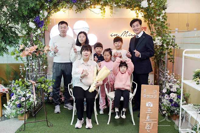 17일 밀양시청 출생신고 포토존에서 밀양 6남매 가족과 안병구 시장이 함께 기념촬영을 하고 있다.(밀양시 제공. 재판매 및 DB금지)