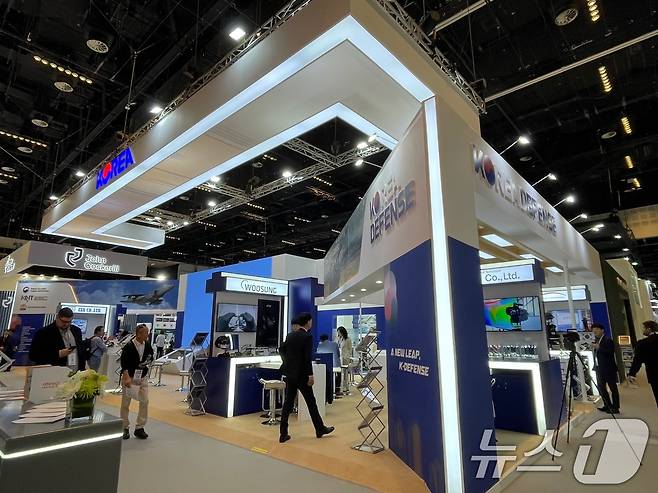 방위사업청은 17일부터 오는 21일까지 아랍에미리트(UAE) 아부다비에서 개최되는 ‘IDEX 2025’에서 해외 방산전시회 최초로 정부홍보관과 중소기업관을 통합한 ‘통합한국관’을 운영한다. 사진은 17일(현지시간) IDEX 2025 방산전시회 '통합한국관' 모습. (방위사업청 제공. 재판매 및 DB 금지) 2025.2.17/뉴스1