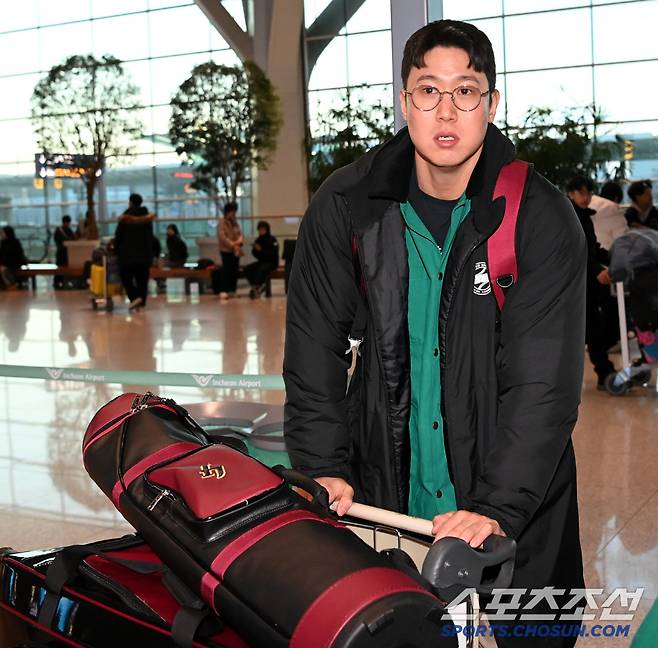 키움 히어로즈 선수단이 23일 인천공항을 통해 전지훈련지인 미국 애리조나로 출국했다. 김동엽이 출국장으로 들어서고 있다. 인천공항=허상욱 wook@sportschosun.com/2025.01.23/